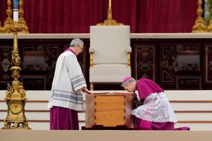 El arzobispo Georg Ganswein besa el ataúd de Benedicto XVI durante su funeral.