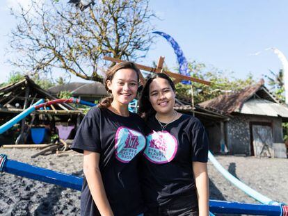 Isabel Wijsen, a la derecha, y su hermana Melati, en una playa de Bali (Indonesia).