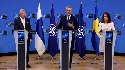 De izquierda a derecha, el ministro de Exteriores de Finlandia, Pekka Haavisto, el secretario general de la OTAN, Jens Stoltenberg, y la ministra de Exteriores de Suecia, Ann Linde, este martes en la sede de la Alianza en Bruselas.