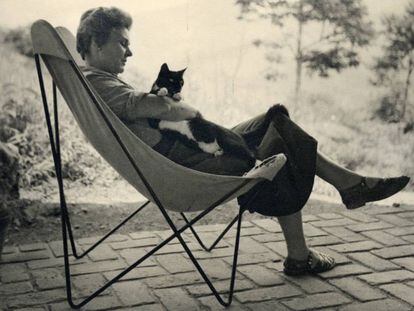Elizabeth Bishop, con su gato Tob&iacute;as en 1954.