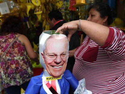 Una mujer sujeta una piñata de Pedro Pablo Kuczynski, en protesta por el indulto a Fujimori. / EFE