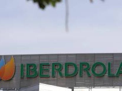 Logotipo de Iberdrola en su sede operativa en Madrid.