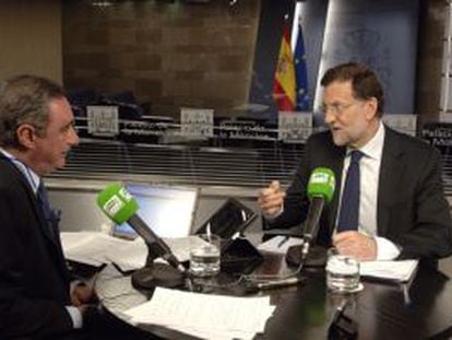 Rajoy (derecha), durante la entrevista que le ha realizado hoy en el Palacio de la Moncloa el periodista Carlos Herrera.