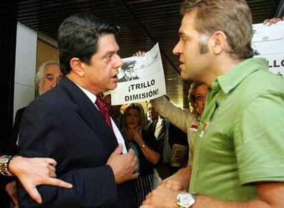 Pacho González, hermano de un capitán fallecido en el accidente, se encara a Federico Trillo durante la comparecencia del ex ministro en el Congreso de los Diputados en junio de 2005.
