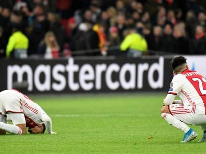 Dos jugadores del Ajax se lamentan tras haber quedado fuera de la Champions League en la fase de grupos.
