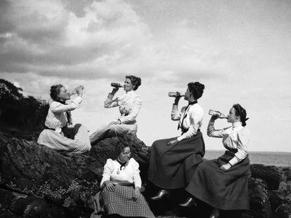 Pícnic en un área de Maine, en 1900. Theresa Parker Babb es la segunda por la izquierda que sostiene una botella.