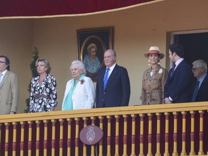 El rey Juan Carlos, junto a miembros de su familia, en el palco real de la plaza de toros de Aranjuez.