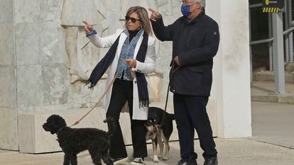 El primer ministro, António Costa, y su esposa, Fernanda Tadeu, pasean a sus perros por Lisboa el día de las elecciones anticipadas.