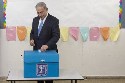 Casi 5,9 millones de ciudadanos israelíes podrán ejercer su derecho al voto hasta las 22.00 hora local, e inmediatamente después comenzarán a publicarse los primeros sondeos a pie de urna y se iniciará el recuento de votos, que se espera que concluya al amanecer del día siguiente. En la imagen, el primer ministro de Israel, Benjamin Netanyahu, ejerce su derecho a voto en Jerusalén.