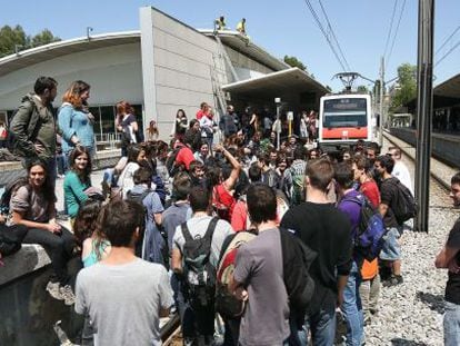 Estudiantes de la Universidad Aut&oacute;noma cortan el paso a un convoy de los Ferrocarriles de la Generalitat.