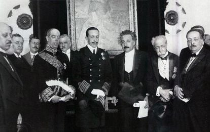En el centro, el rey Alfonso XIII, con los ojos cerrados, y Albert Einstein.