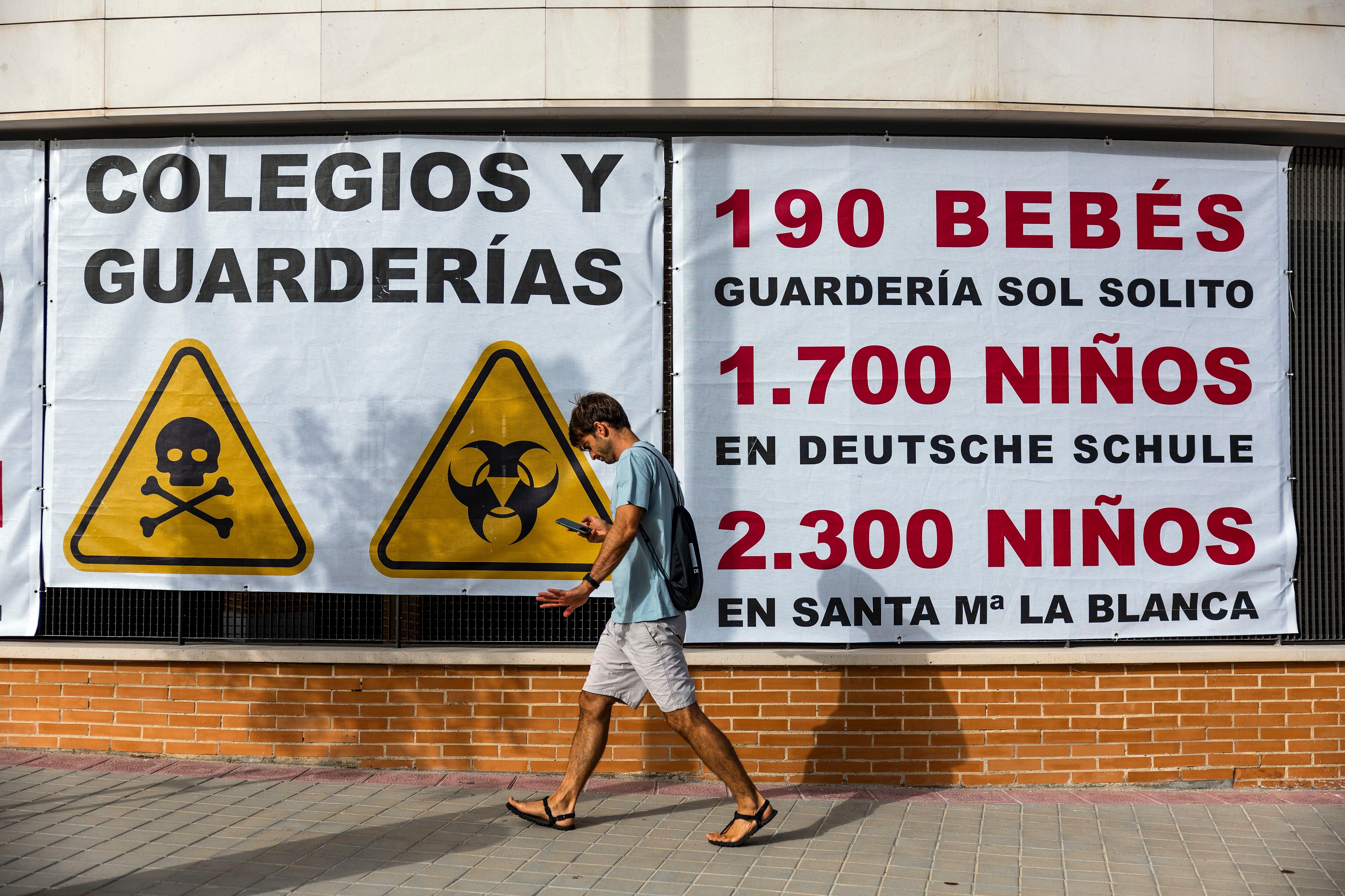 Carteles contra el proyecto del cantón de basuras en el barrio de Montecarmelo.