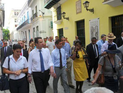 El gobernador de Nueva York junto a empresarios en Cuba.