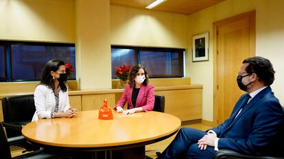 Rocío Monasterio, líder de Vox, con Isabel Díaz Ayuso, presidenta de Madrid, y el consejero de Economía, Javier Fernández-Lasquetty.