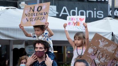 Dos niños con carteles, participan en una concentración feminista en la Plaza de la Candelaria de Santa Cruz de Tenerife en repulsa por "todos los feminicidios", el 12 de junio de 2021.