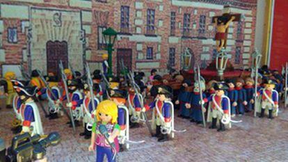 Varias figuras de Playmobil representan la procesión del Cristo de los Alabarderos en el centro comercial Moda Shopping de Madrid.