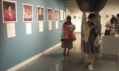 Varios turistas visitan el museo de Guam, en Agaña.