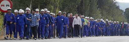Mineros del carbón marchan de Villablino a León para exigir a sus patronos el pago de los salarios.