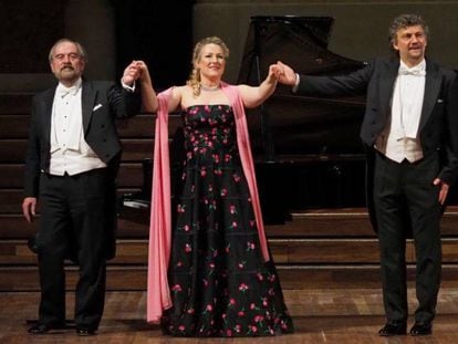 Jonas Kaufmann (a la derecha), Diana Damrau y el pianista Helmut Deutsch en el Palau de la M&uacute;sica.