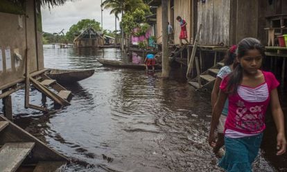 Para los habitantes de las comunidades del Marañón, en la época de lluvias, caminar dentro del rio es tan normal como para cualquier otra persona hacerlo por una acera.
