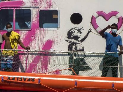 El 'Louise Michel', pintado de rosa y con grafitis de Banksy, partió del puerto de Burriana (Castellón).