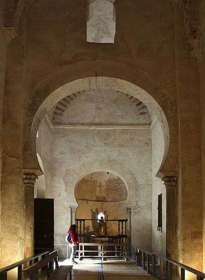 Arcos mozárabes de la iglesia de Santiago, del siglo X, en la localidad berciana de Peñalba, en el valle del Silencio.