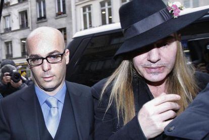 John Galliano llega a la comisaría de París esta mañana junto a su abogado.