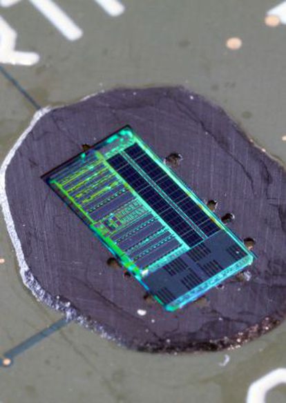 El chip fot&oacute;nico fue impreso en una cadena convencional de microchips electr&oacute;nicos de silicio.