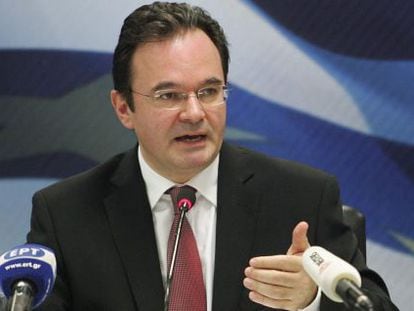 El exministro griego de Finanzas, Yorgos Papaconstant&iacute;nu, durante una rueda de prensa (archivo). 