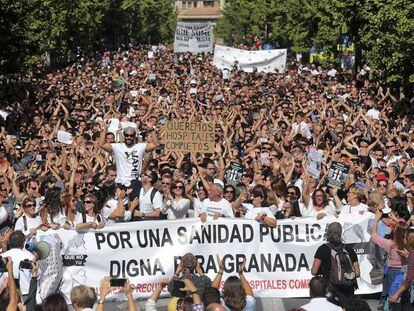 Manifestaci&oacute;n en Granada en demanda de hospitales completos.