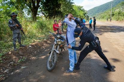 La policía revisa a un pescador en un puesto de control en El Estor, en la provincia costera norteña de Izabal, Guatemala, el lunes 25 de octubre de 2021.