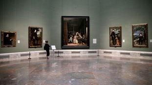 Una visitante observa 'Las meninas', este miércoles en un solitario museo del Prado.