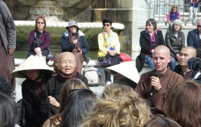 Ch&acirc;n Kh&ocirc;n en la meditaci&oacute;n p&uacute;blica y marcha por la paz celebrada en la plaza de Oriente de Madrid, con monjes y monjas del monasterio de Plum Village