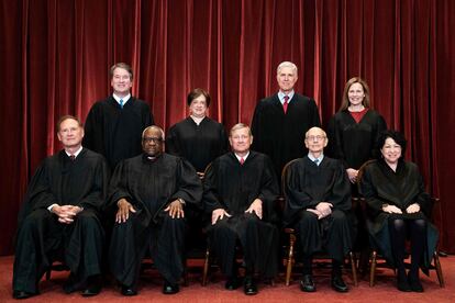 Los nueve miembros del Tribunal Supremo, en una foto de abril de 2021. De pie, desde la izquierda, Brett Kavanaugh, Elena Kagan, Neil Gorsuch y Amy Coney Barrett. Sentados, Samuel Alito, Clarence Thomas, Roberts, Stephen Breyer y Sonia Sotomayor.