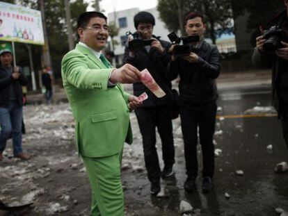  El millonario Chen Guangbiao repartiendo dinero.