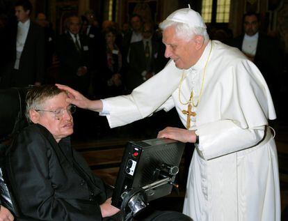 El papa Benedict XVI bendice a Stephen Hawking durante un encuetro de académicos en el Vaticano, el 31 de octubre de 2008. 
