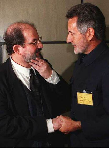 El escritor angloindio Salman Rushdie conversa con su colega surafricano Breyten Breytenbach, en 1997.
