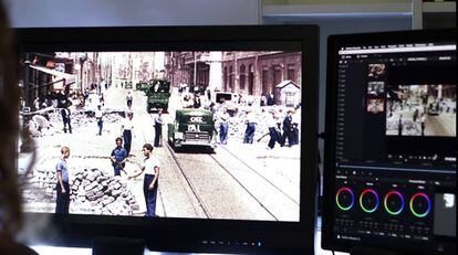 Un técnico trabaja para colorear un fotograma en blanco y negro para el documental 'España dividida'.