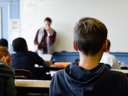 Un alumno atiende en clase.