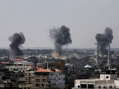 Columnas de humo en Gaza tras bombardeos israelíes en la guerra de 2014.