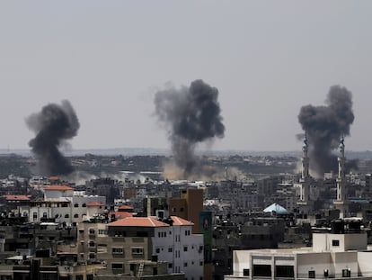 Columnas de humo en Gaza tras bombardeos israelíes en la guerra de 2014.