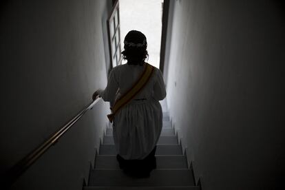 Andrea sale de su casa a primera hora de la tarde.