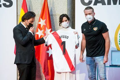 Isabel Díaz Ayuso celebra el ascenso del Rayo Vallecano a Primera con representantes del equipo.
