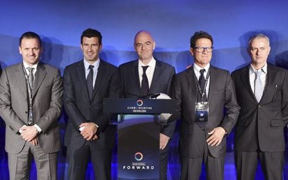 Infantino, en el centro, junto a Pedja Mijatovic, Luis Figo, Fabio Capello y José Mourinho