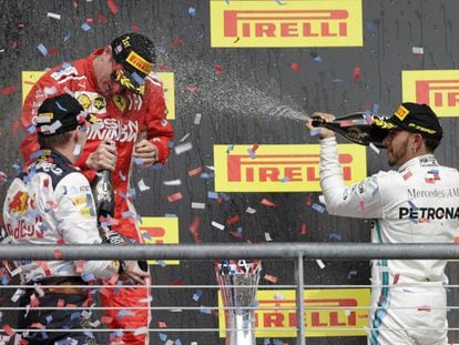 Hamilton felicita con champán a Raikkonen ante Verstappen.