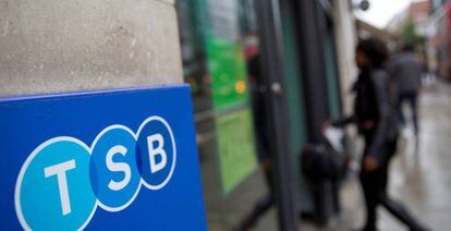 Una mujer entra en una oficina de TSB, filial británica de Banco Sabadell, en Londres. 