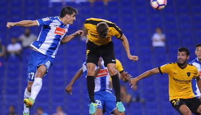 Moreno marca de cabeza ante el Málaga.
