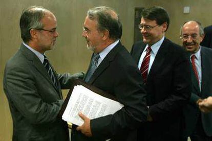 El consejero de Economía catalán, Antoni Castells (izquierda), saluda al vicepresidente del Gobierno Pedro Solbes en presencia del ministro de Administraciones Públicas, Jordi Sevilla, y del secretario de Estado de Economía, Miguel Ángel Fernández Ordóñez, en la reunión del Consejo de Política Fiscal.