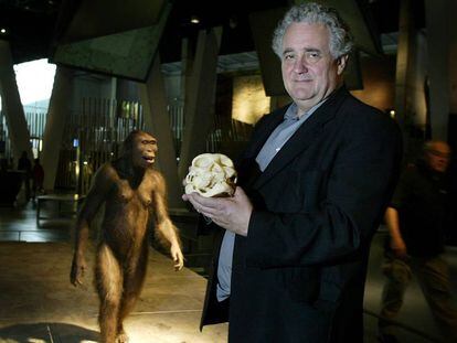 Jorge Wagensberg, en 2005, mostrando el cr&aacute;neo Dmanisi (Georgia) en el CosmoCaixa de Barcelona.