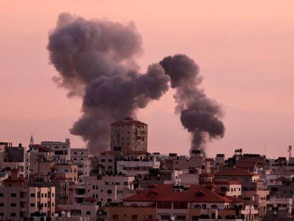 Humo en Gaza tras un ataque militar israel&iacute; a objetivos de Hamas, el mi&eacute;rcoles